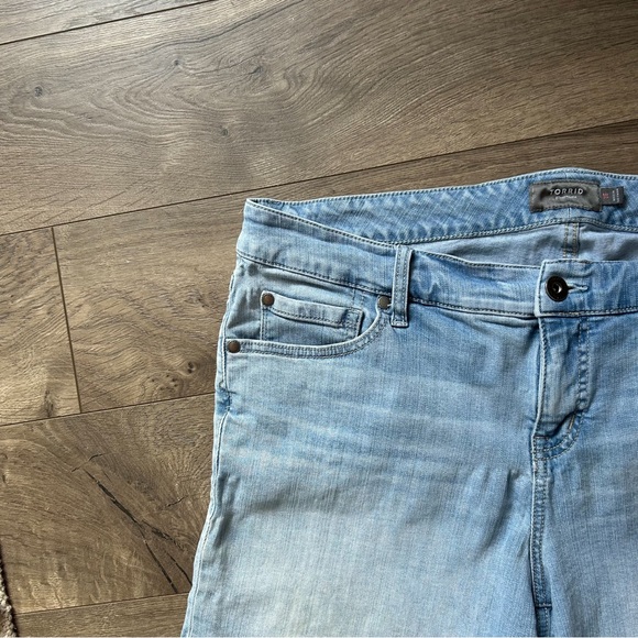 Sold x list Torrid Blue Jean Shorts Light Wash Mid-Length Size 16 - Picture 2 of 5
